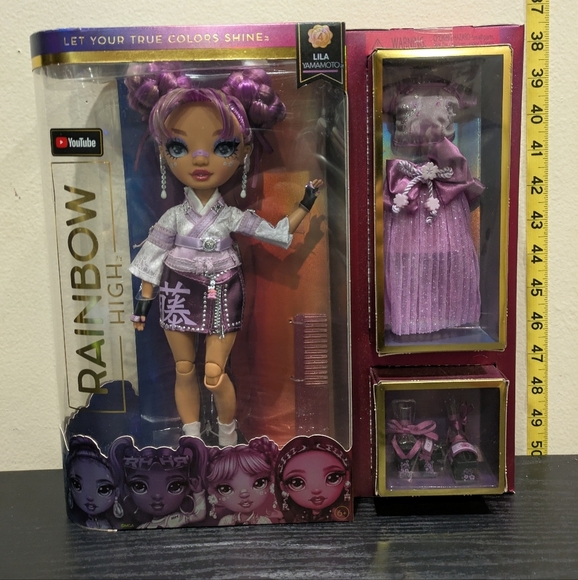 Rainbow High Fashion Set with Burgundy Accents Lila Yamamoto - Picture 1 of 11